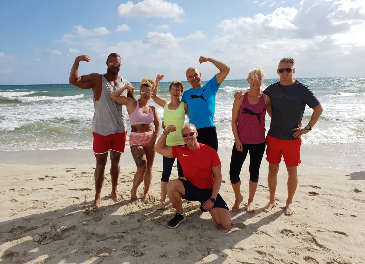 Gruppe nach einer gemeinsamen Einheit am Strand